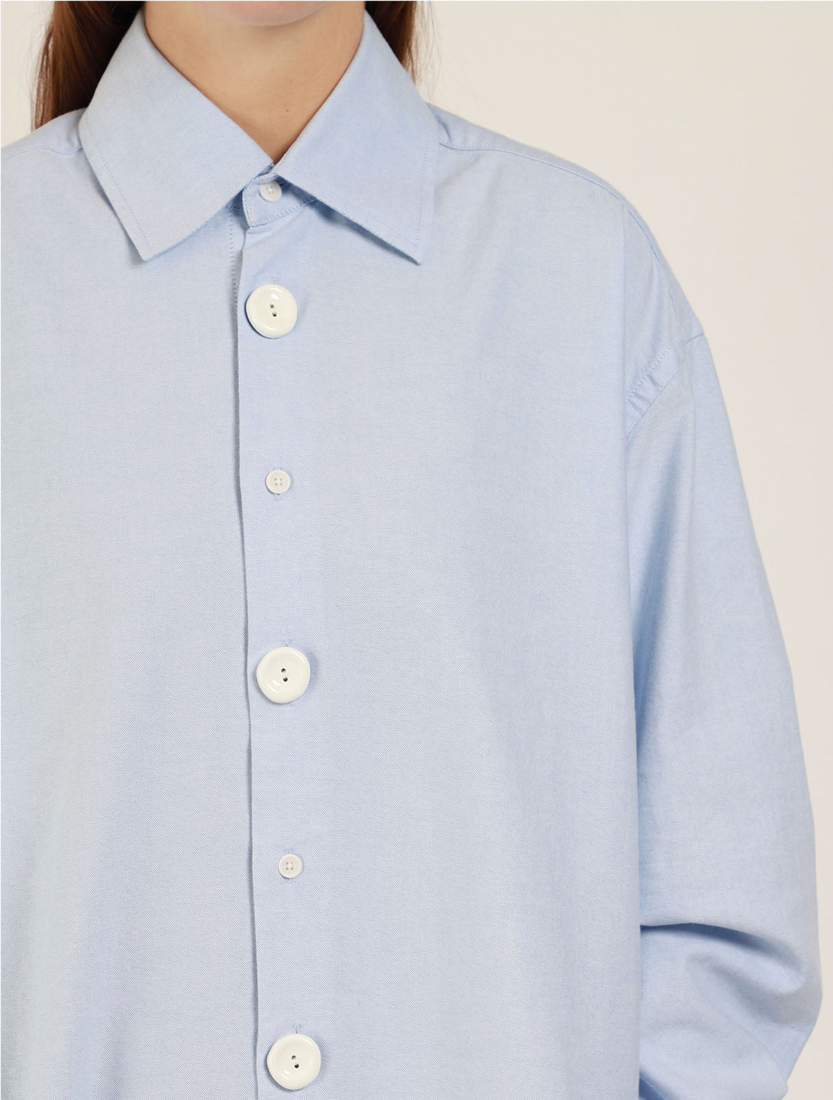 jw-anderson-ceramic-button-oversized-shirt-light-blue_4
